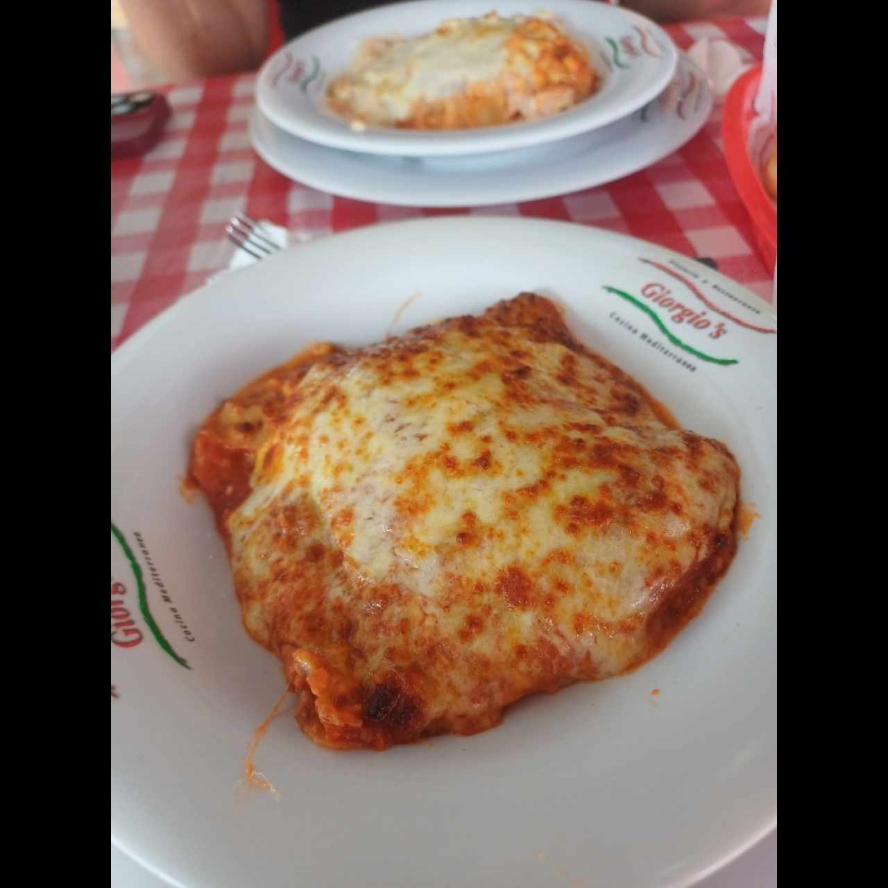 Lasagna con carne gratinada con salsa