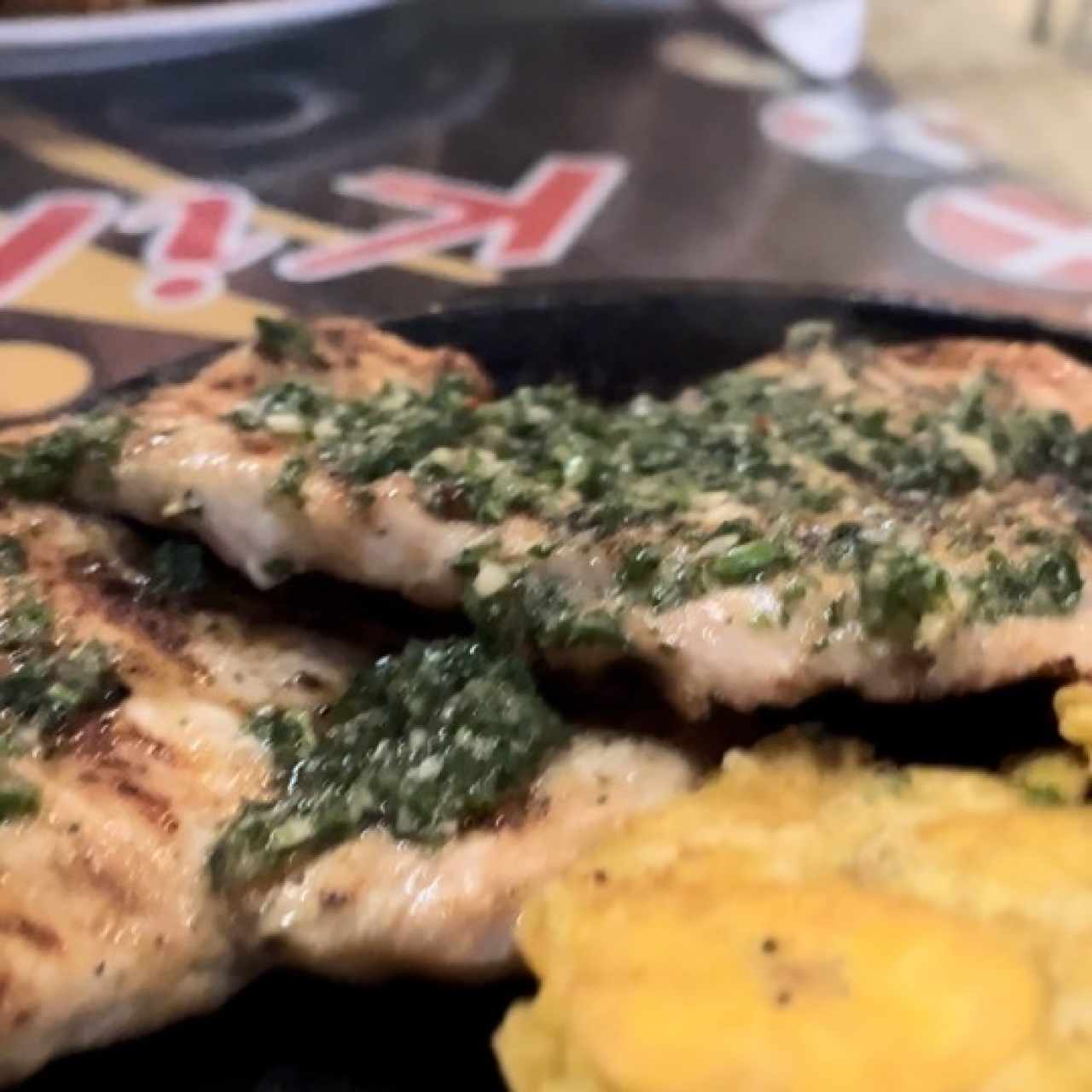 Pollo con chimichurri y patacones 