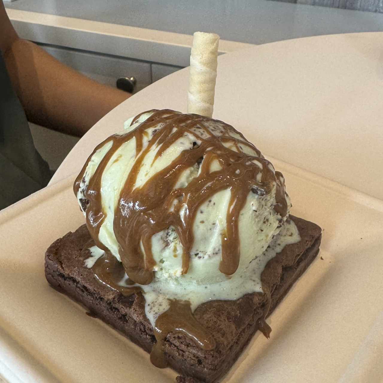 Brownie con helado 