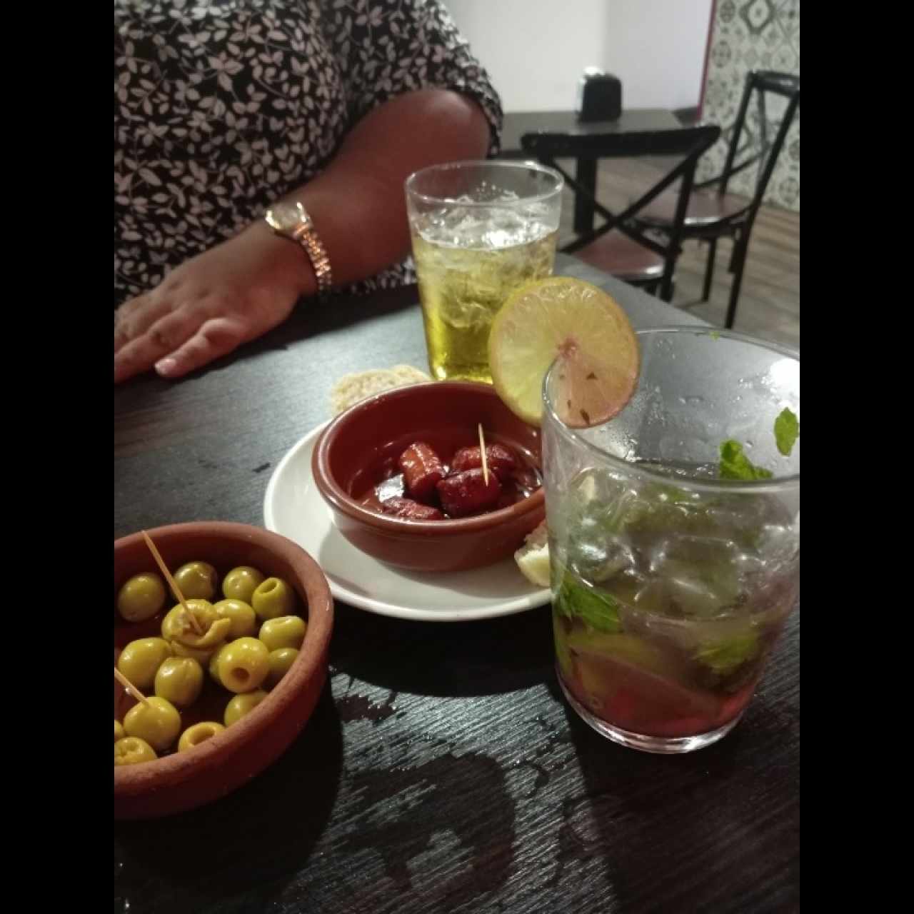 Aceitunas - chistorra y Mojito tinto 