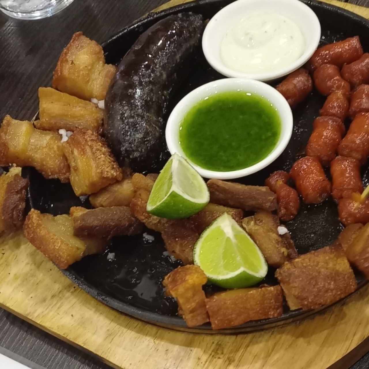 chicharroncitos, morcilla, choricitos
