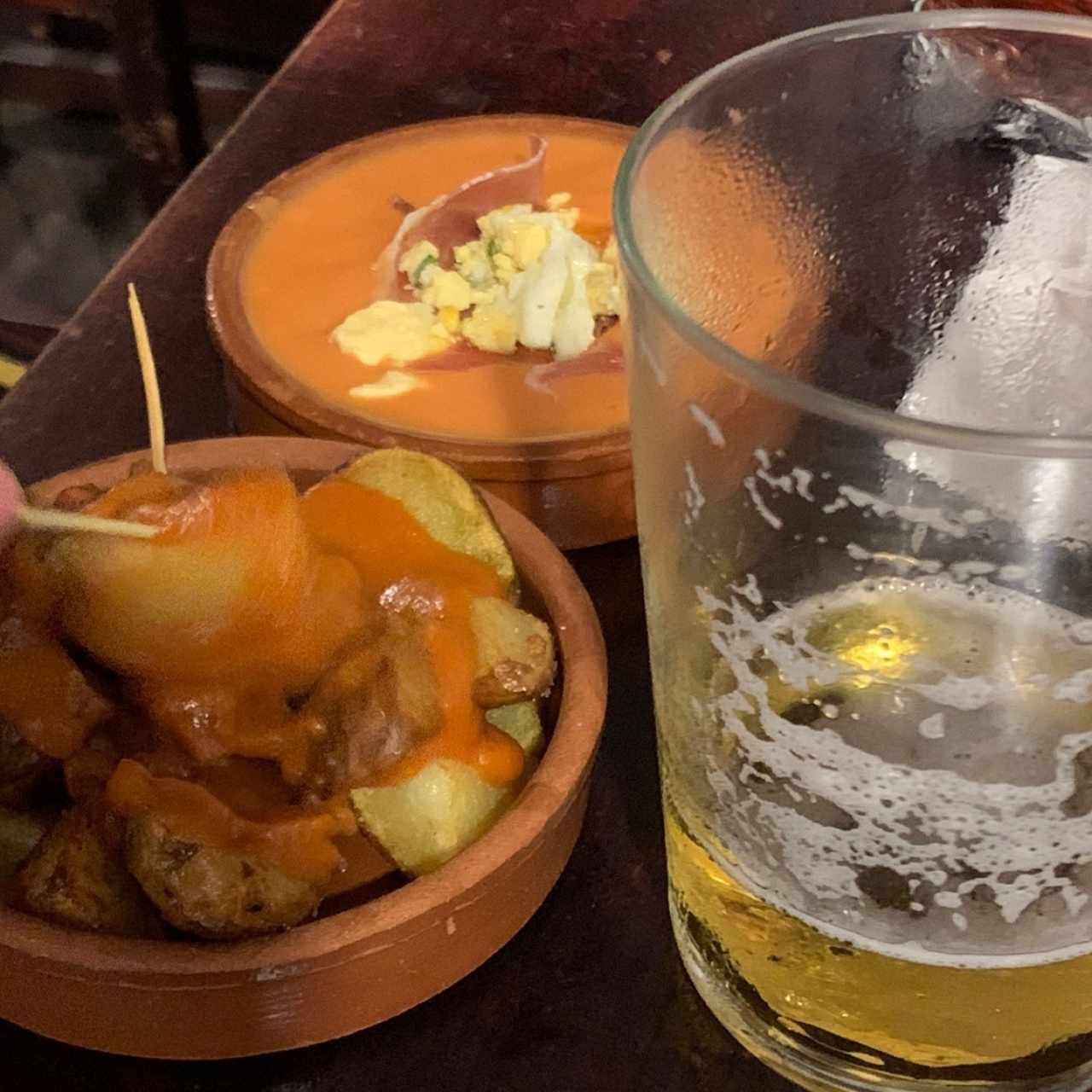 patatas bravas, salmorejo y caña.