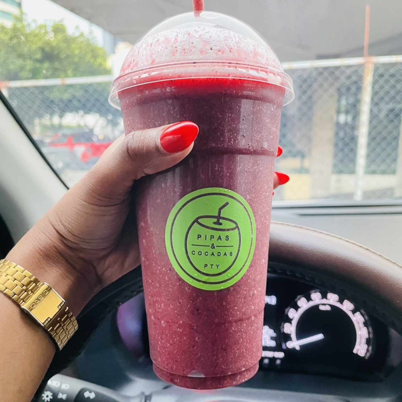 Smoothie de Blueberry y Fresa preparado con agua de pipa