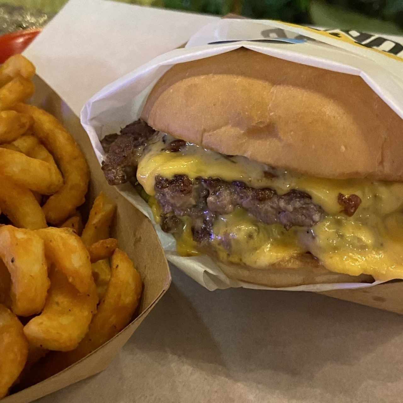 La Praxis con curly fries