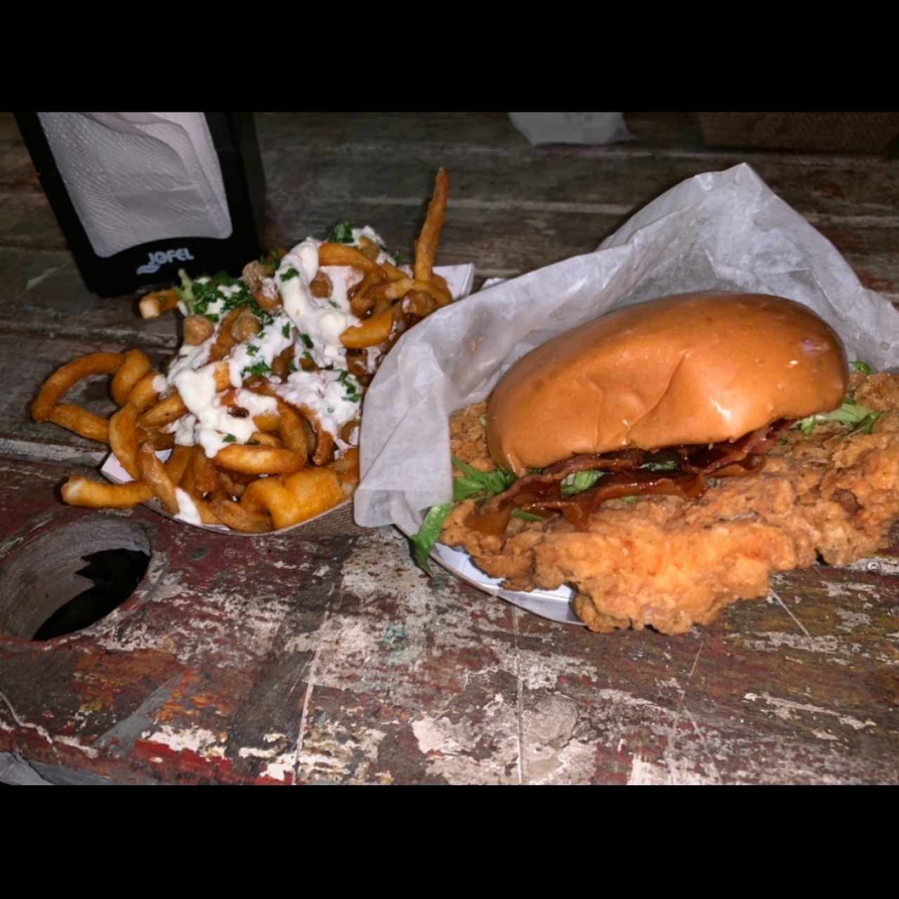 pollo bacon y feta fries 