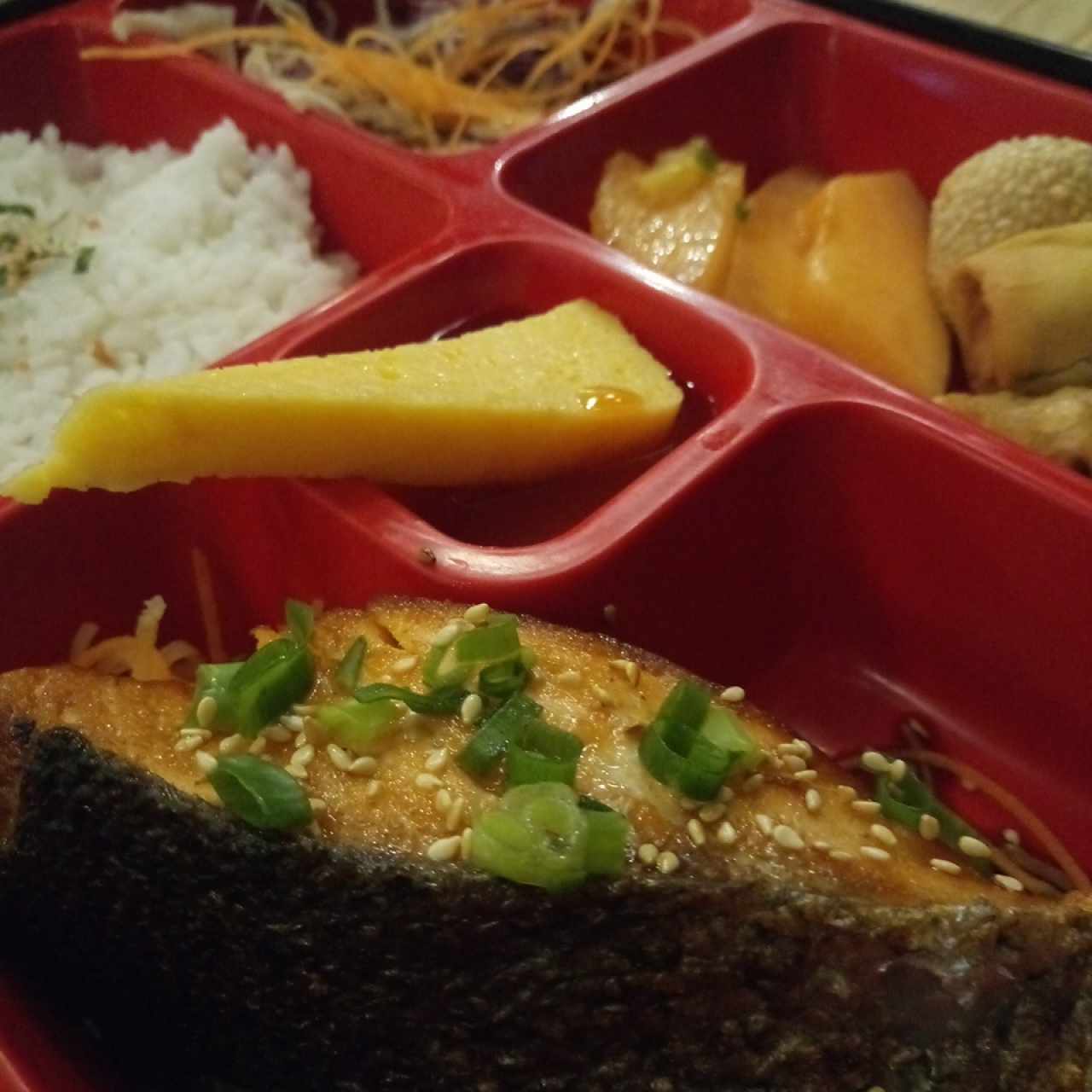 Yakimeshi salmón