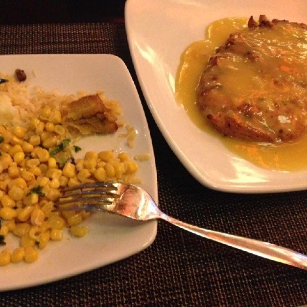 filete de pollo en salsa de naranja y acompañantes
