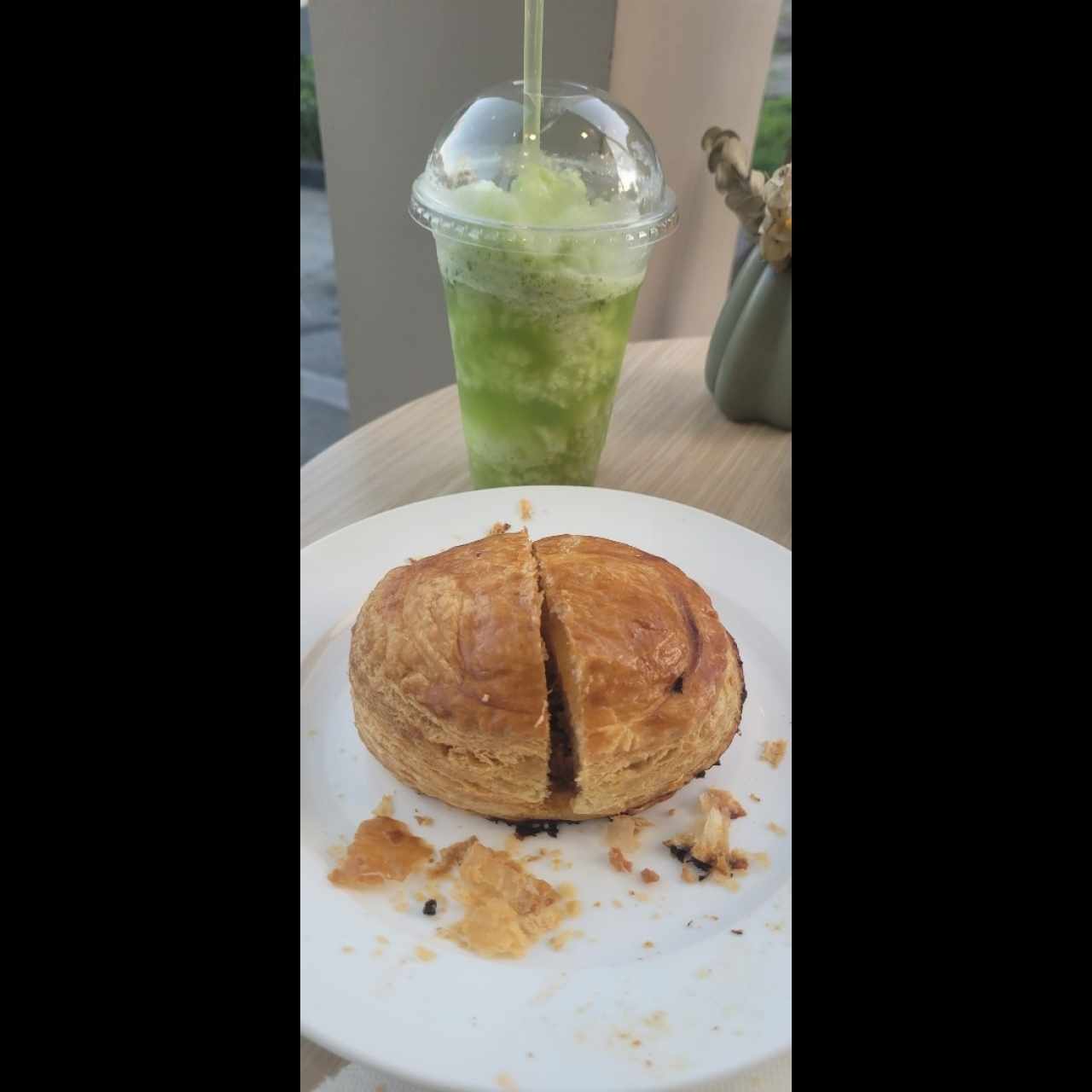 pastelitos de carne y limonada con hierbabuena 