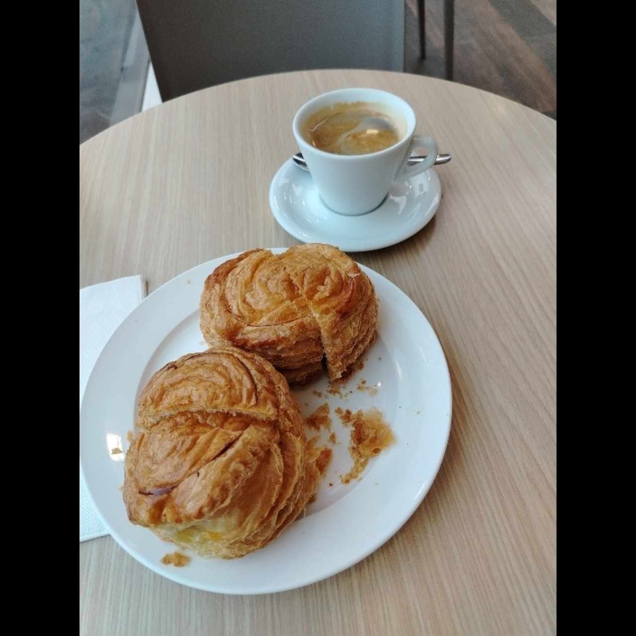 Café expreso doble y Pastelitos de carne 