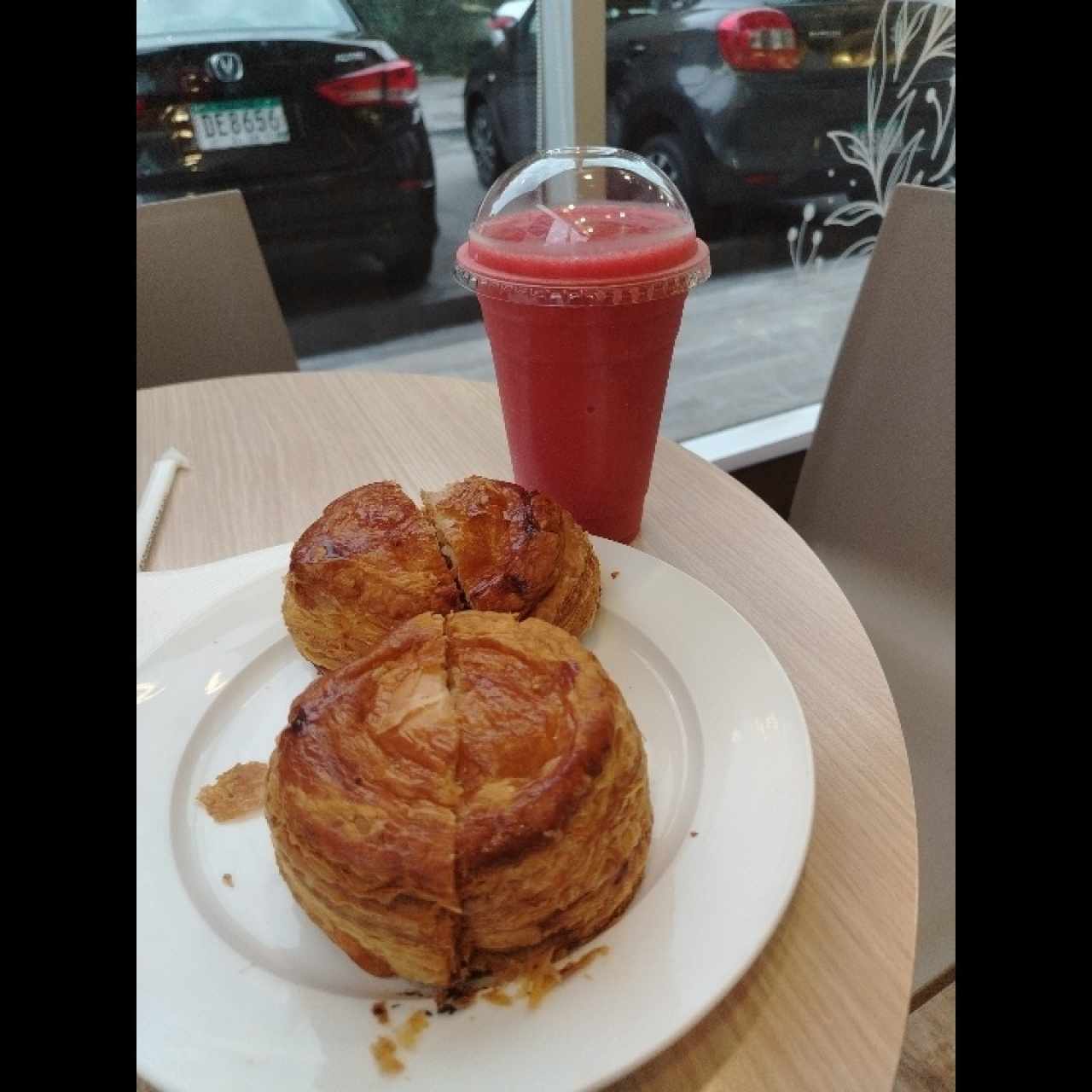 Pastelitos de carne y smoothie fresa 