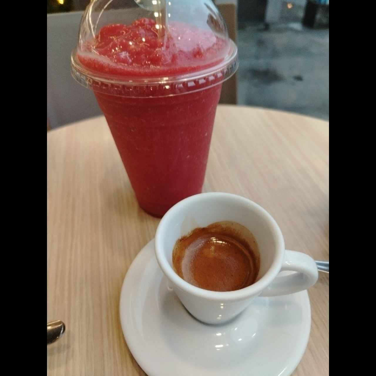 Café expreso doble y smoothie fresa 