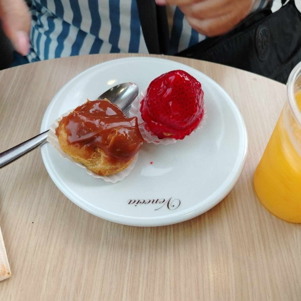 Mini tarta de fresa y Profiterol 