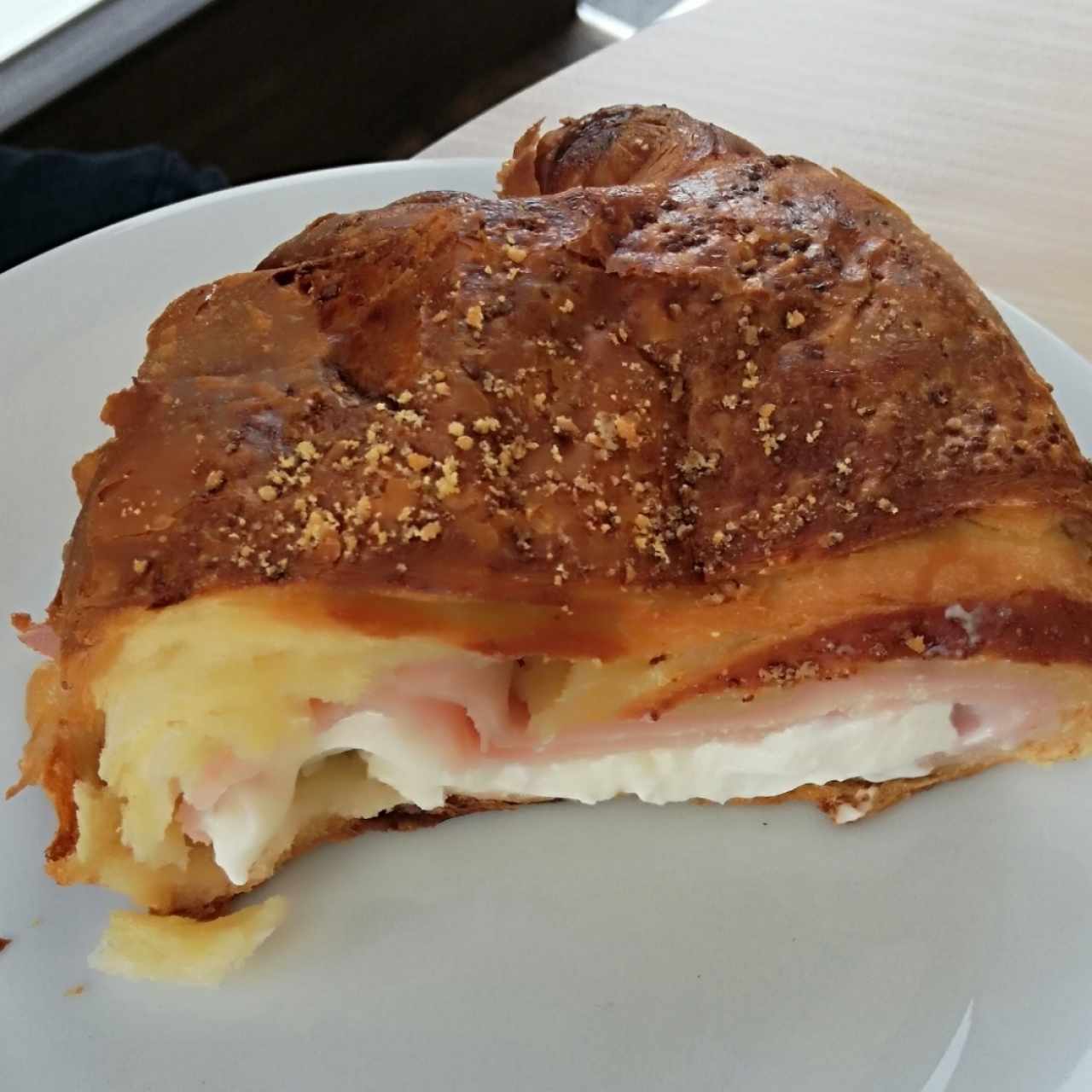 Croissant jamón y queso crema 