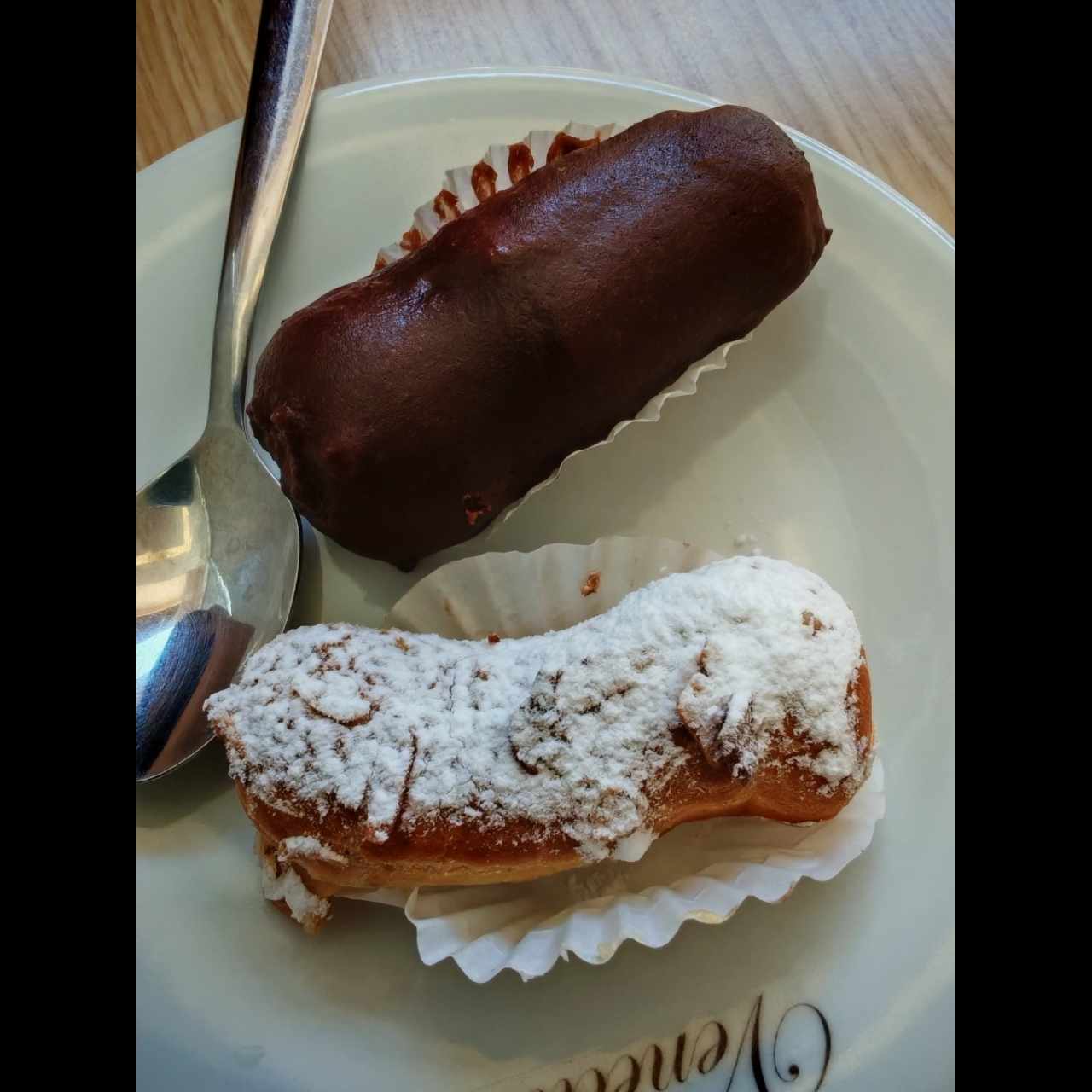 Eclair de chocolate y de amaretto 