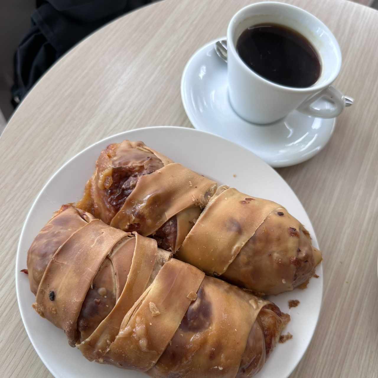 cachitos de jamón con cafe negro 