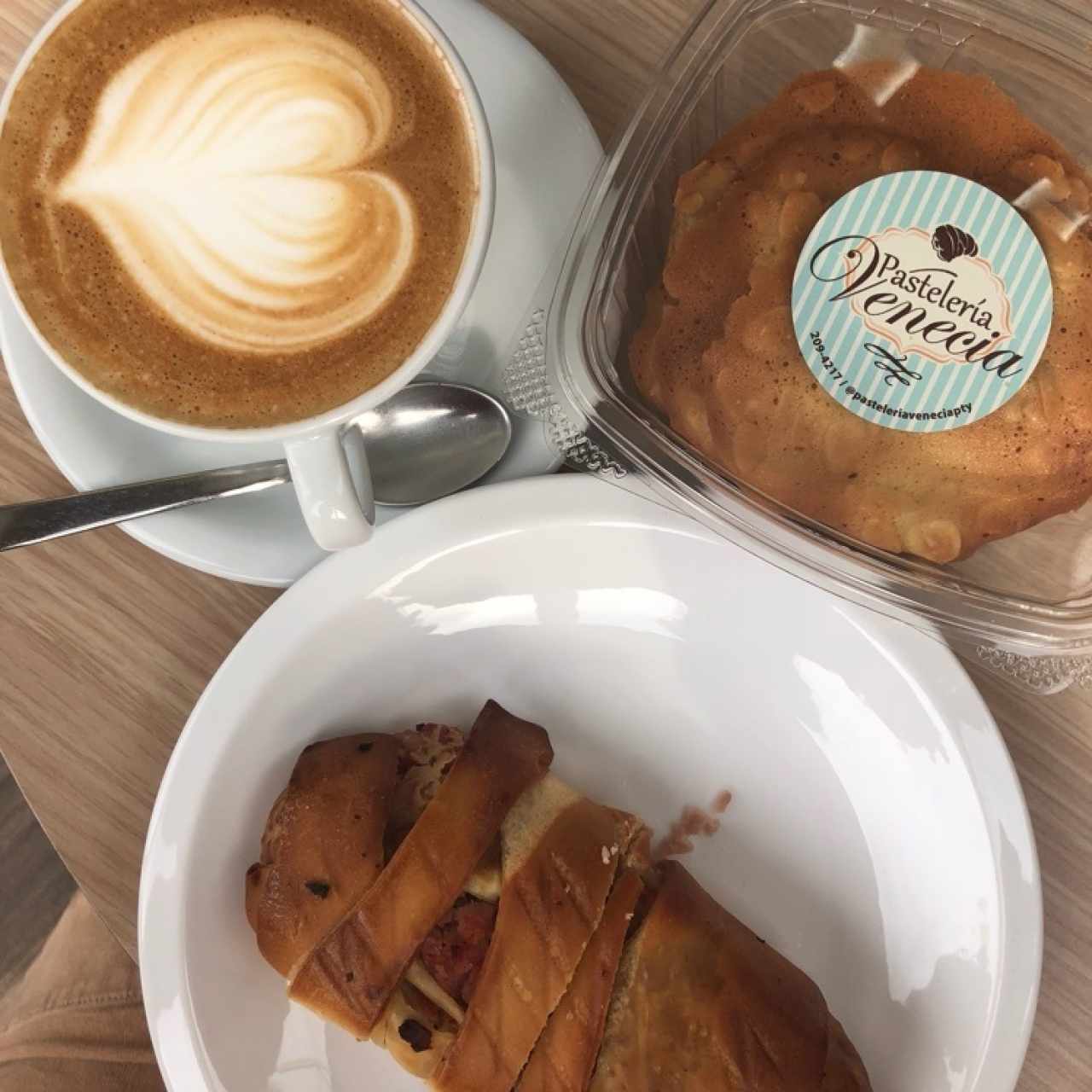 Cachito de jamón y café con leche 