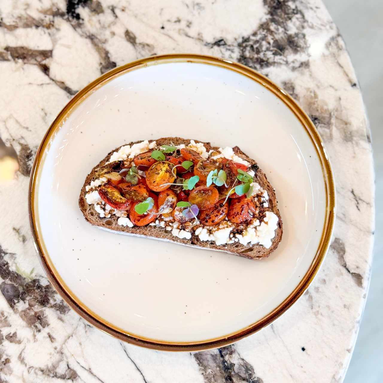 Tostada de cottage