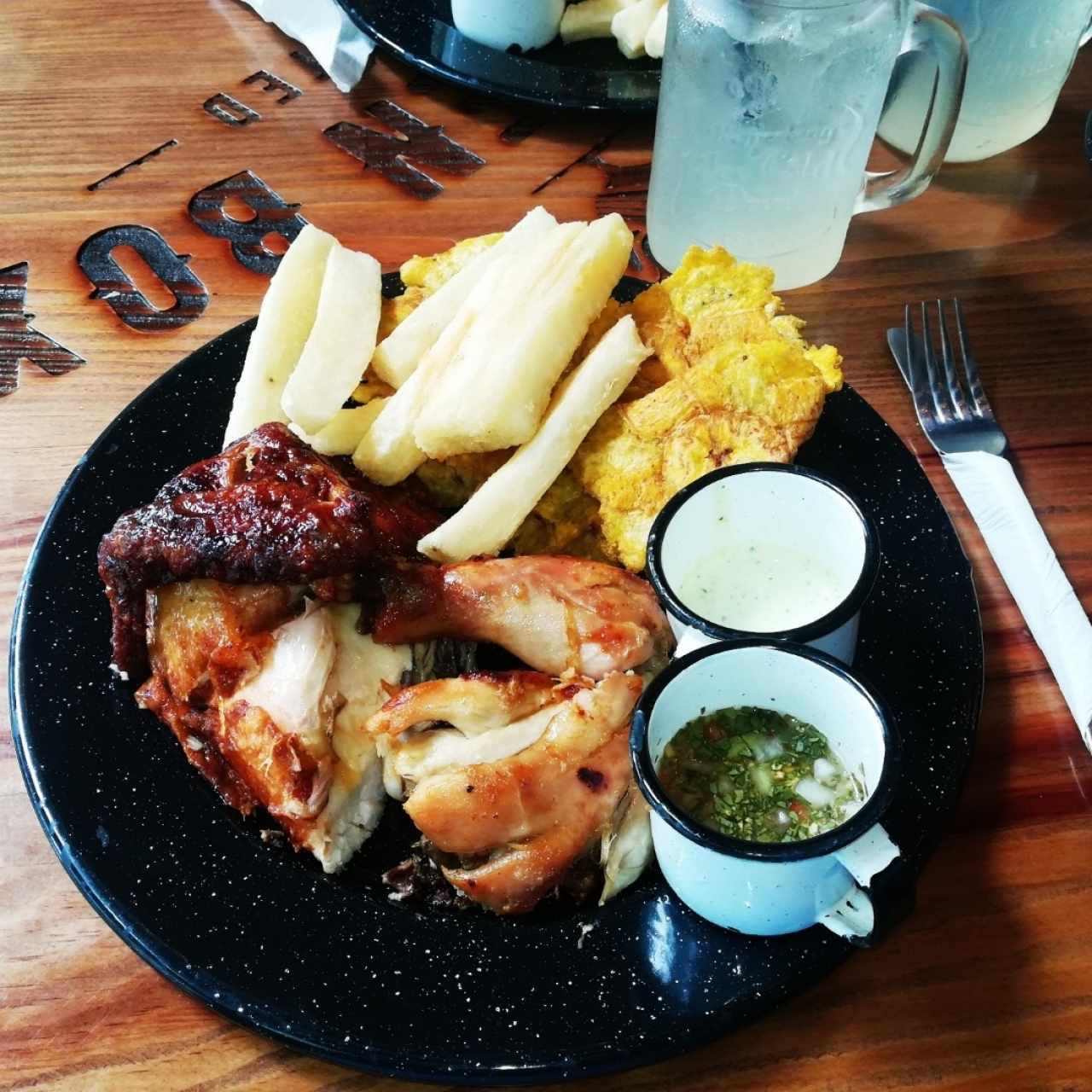 combo 1\2 pollo patacones, yuca frita y limonada con salsas