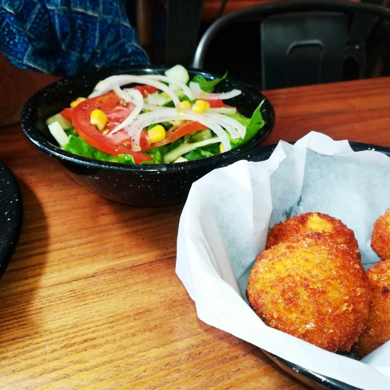 Ensalada y las chicken croquetas muy recomendada