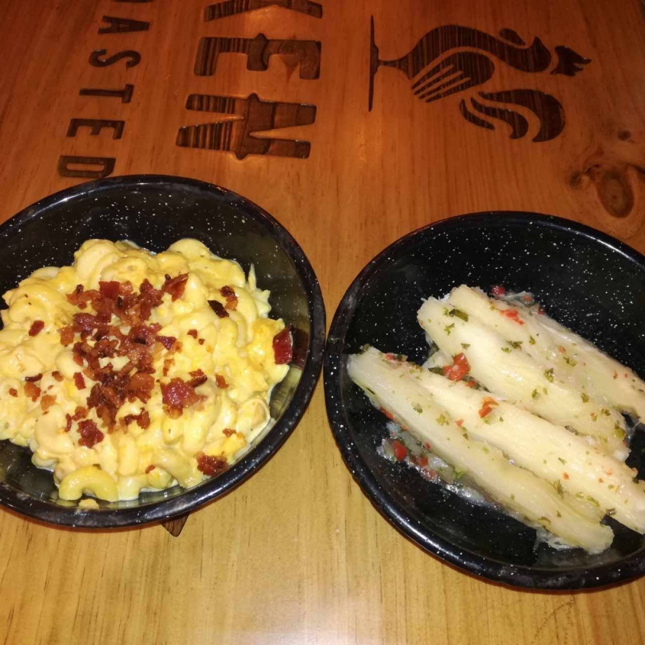 Mac and Cheese con Bacon y Pollo , Yuca al Mojo