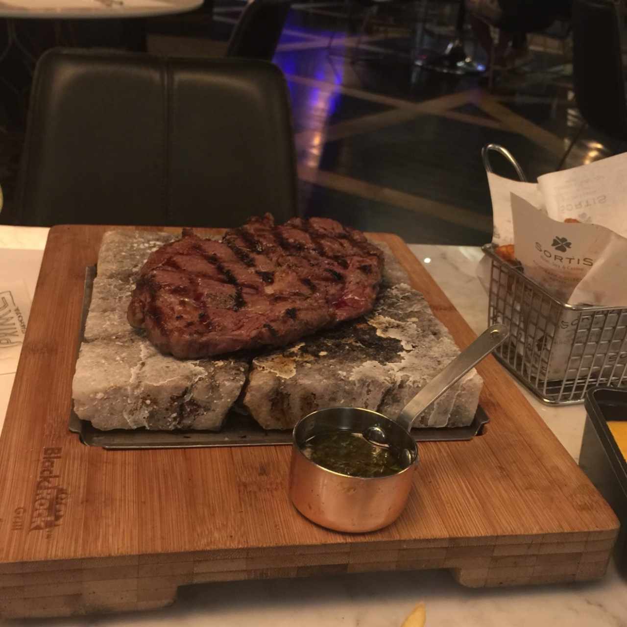 Ribeye 12 oz con salsa chimichurri de la casa