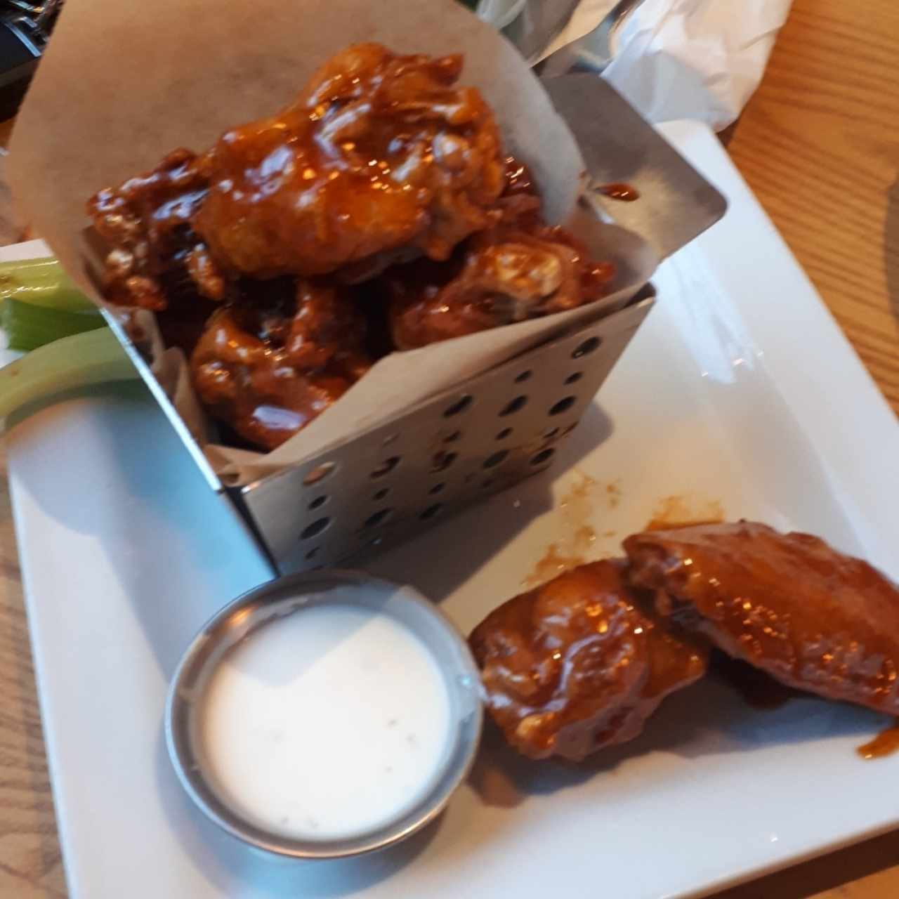 wings con salsa honey chipotle