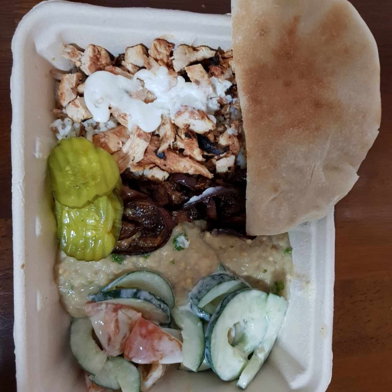 Platter de pollo com base de arroz