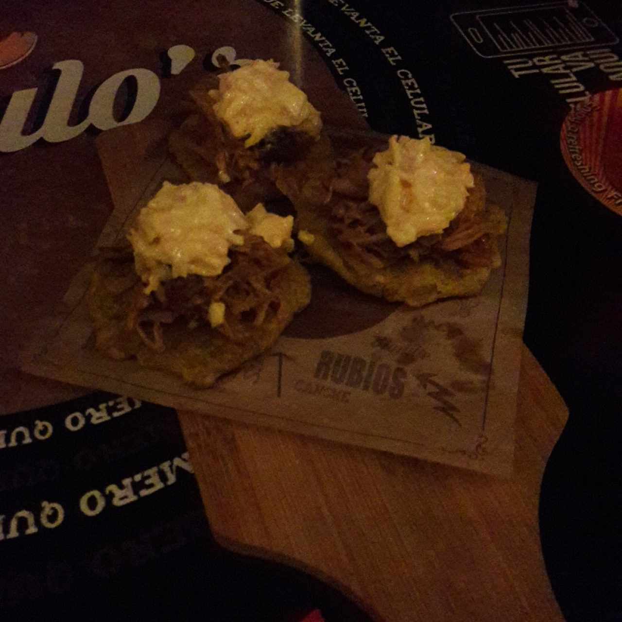 patacones con puerco y ensalada coleslaw