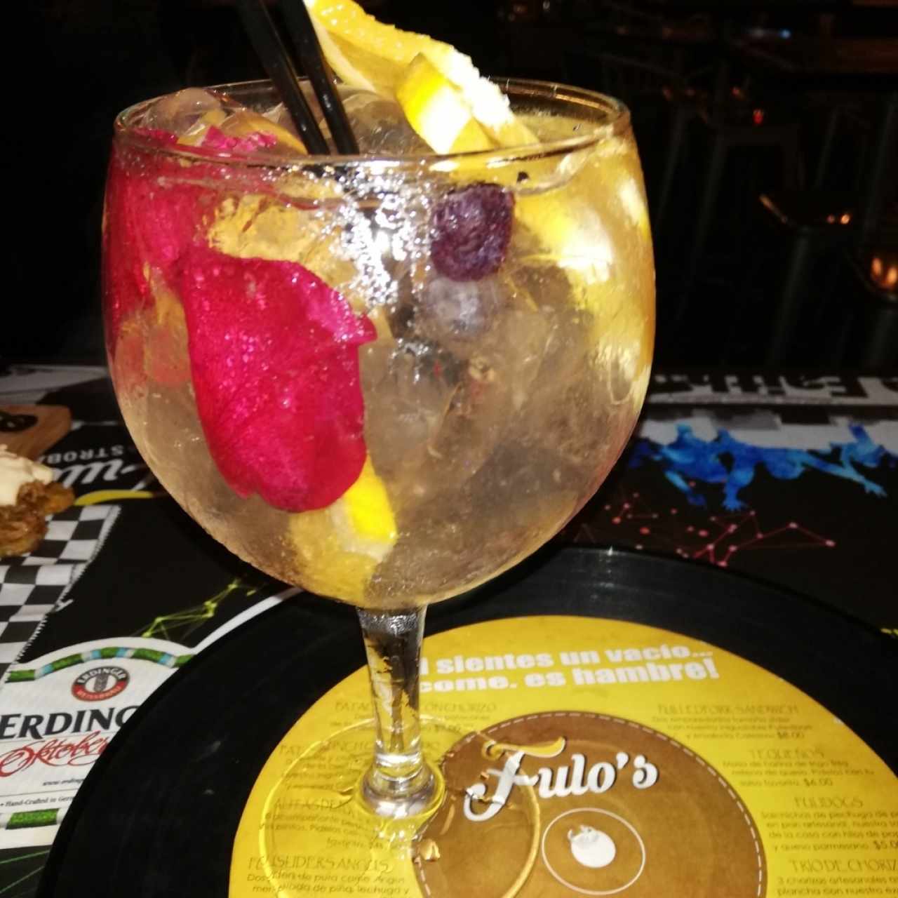 Gin afrutado con pétalos de rosa