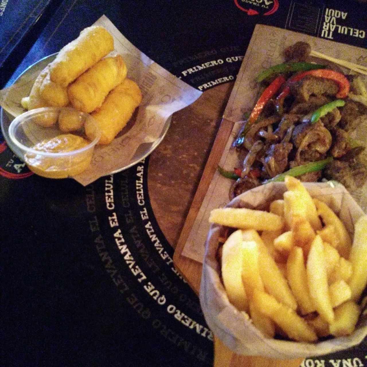 Tequeños y picada de carne