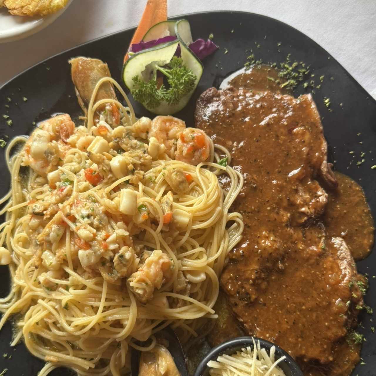 Pasta con Mariscos al Óleo y Filete Res a la Pimienta