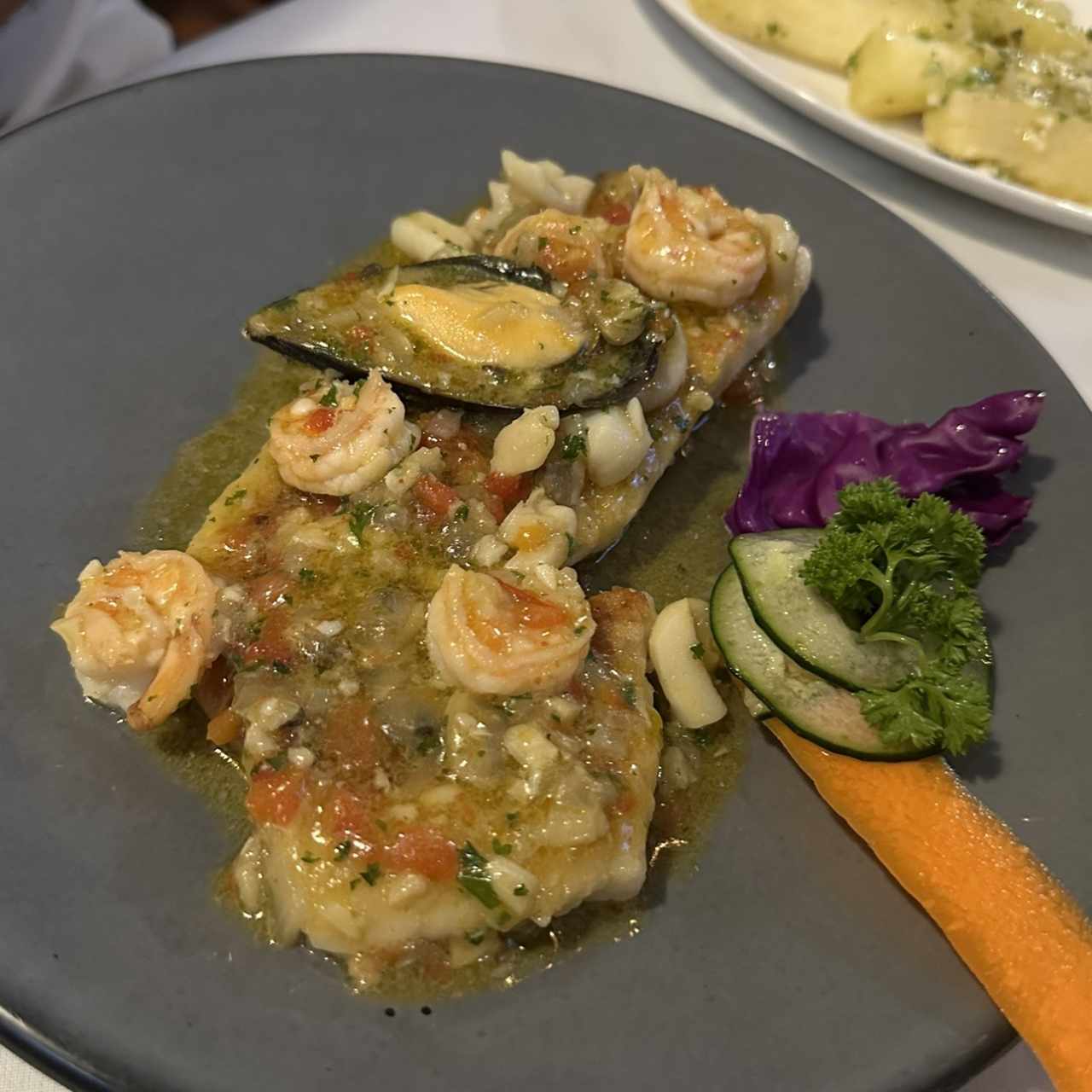 Filete de Corvina con Langostinos en Salsa Verde / Corvina Fillet with Prawns in Green Sauce