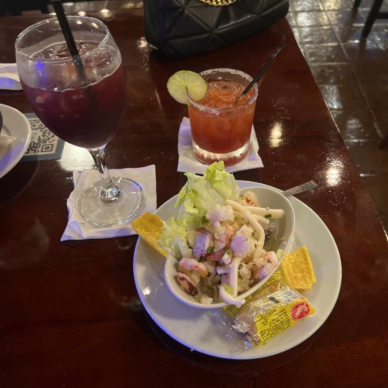 Ceviche mixto, sangria y margarita 