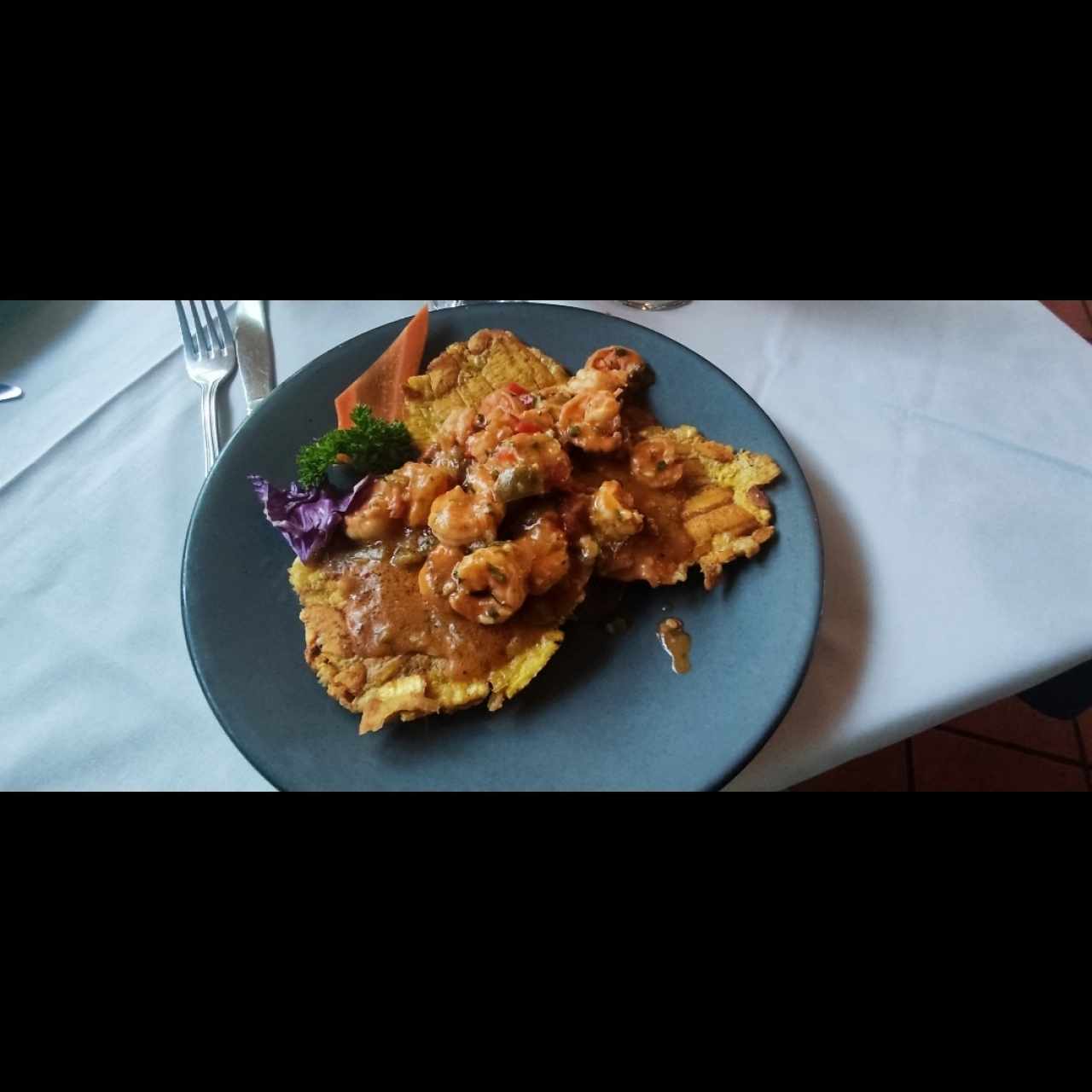 Patacones con camarones a la criolla