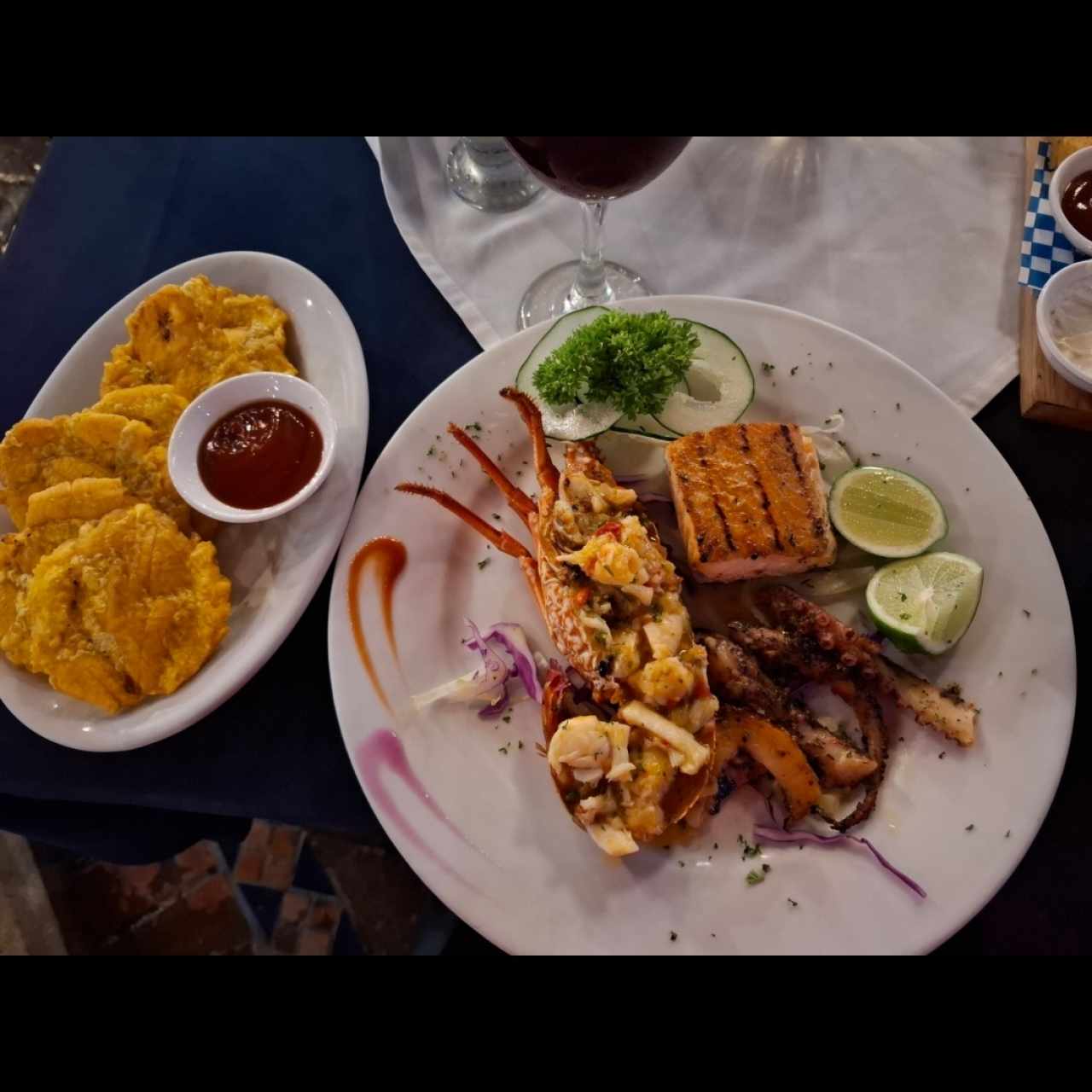 Plato del mes Salmón, langosta y pulpo.