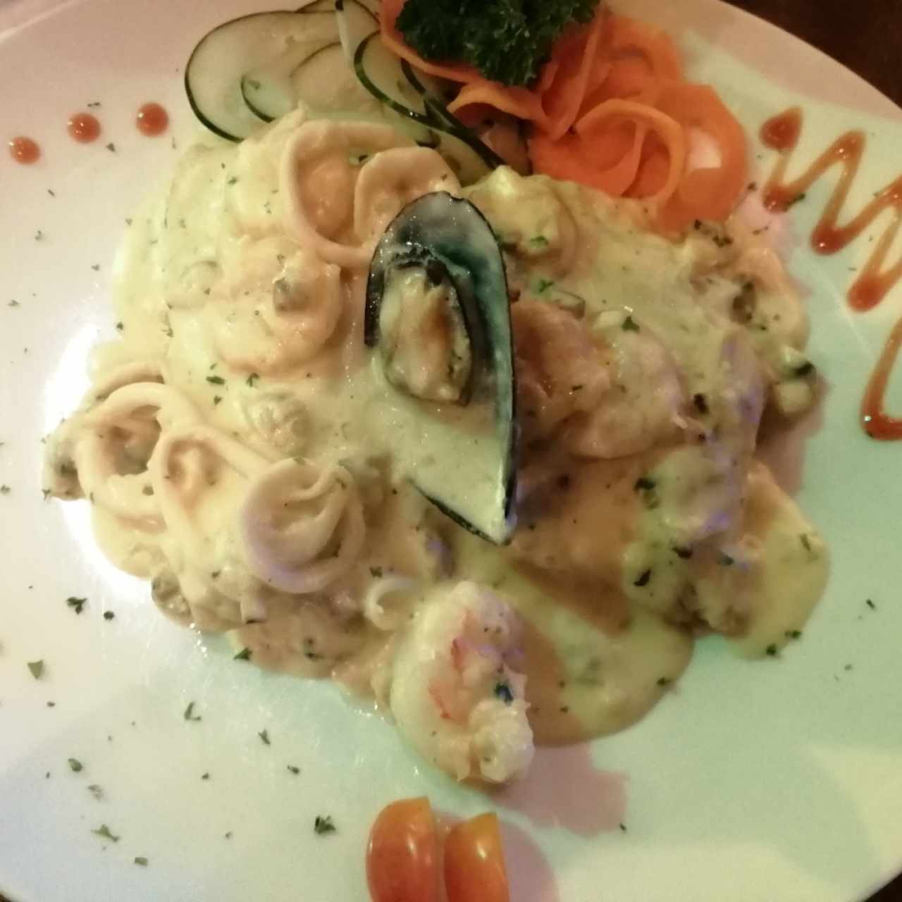Corvina en salsa blanca con mariscos 