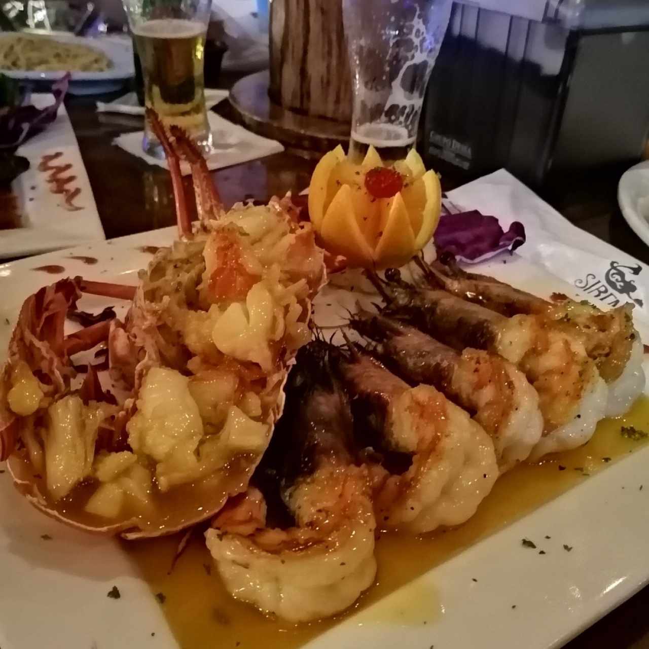Langosta en salsa de maracuyá y Langostinos en salsa de naranja. Hecho al gusto. 