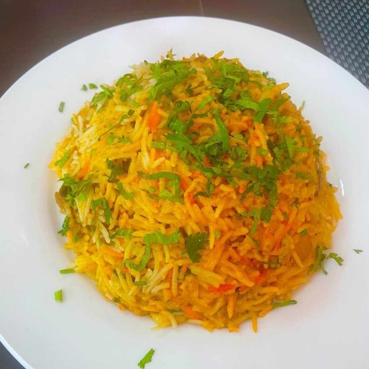 LAMB BIRYANI (Cordero mezclado con arroz basmati acompañado de yogur)