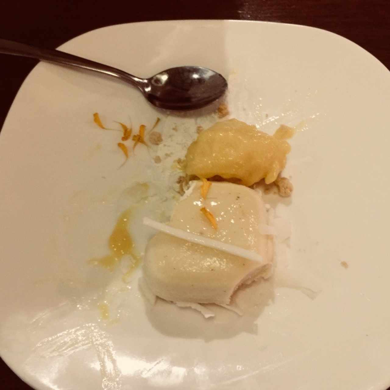 Mousse ce coco con helado de pimiento amarillo