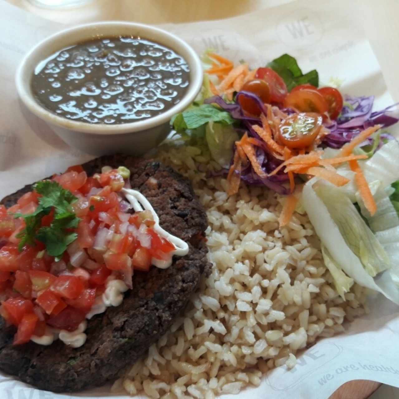 El plato del día con una torta de frijoles negros. Muy rico.