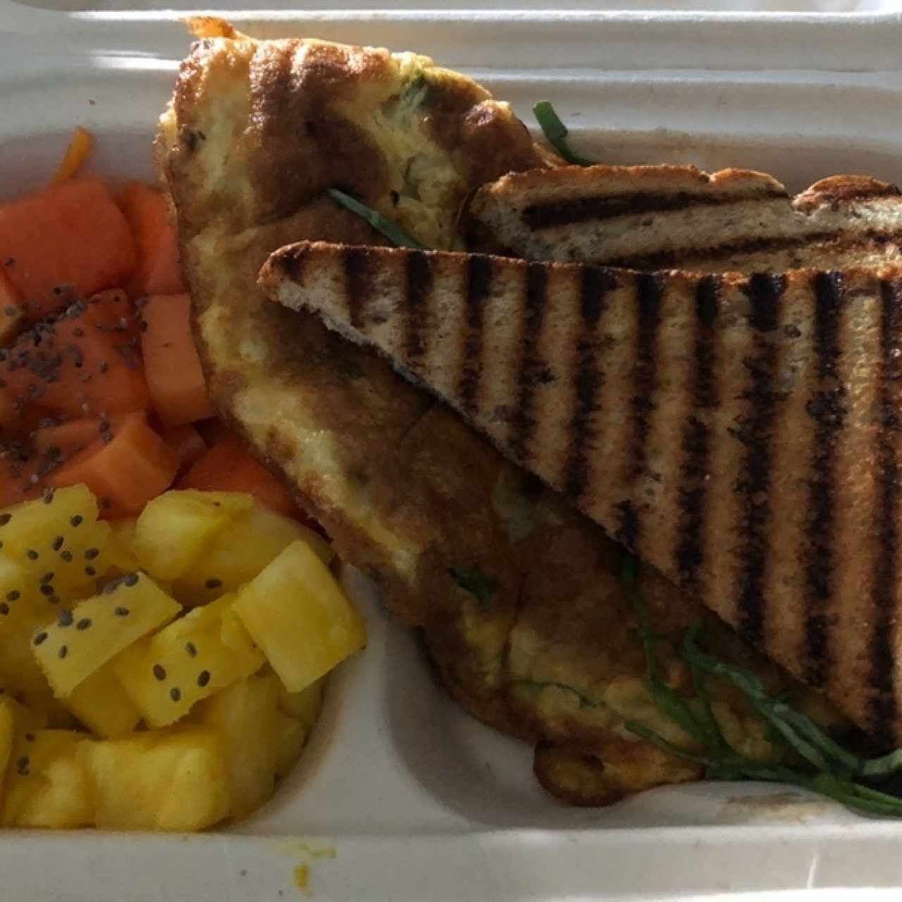 ensalada de frutas y omelette