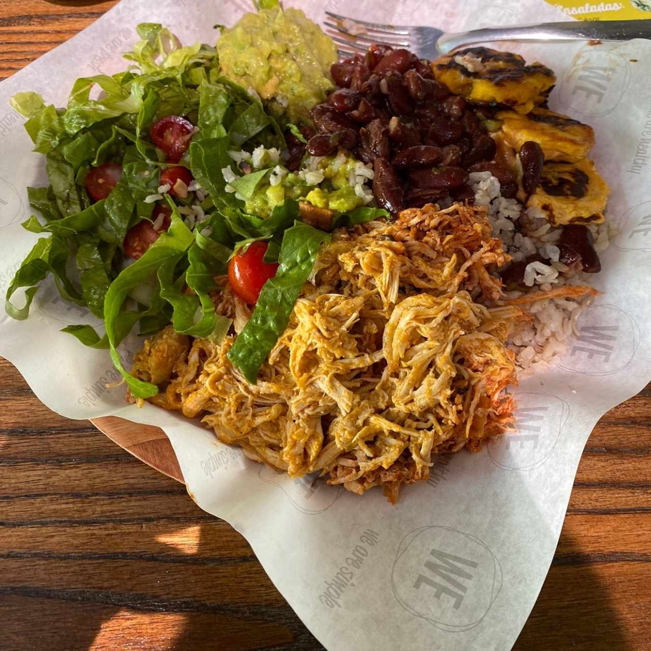 pollo deshilachado, arroz integral con coco, porotos y ensalada de la casa 