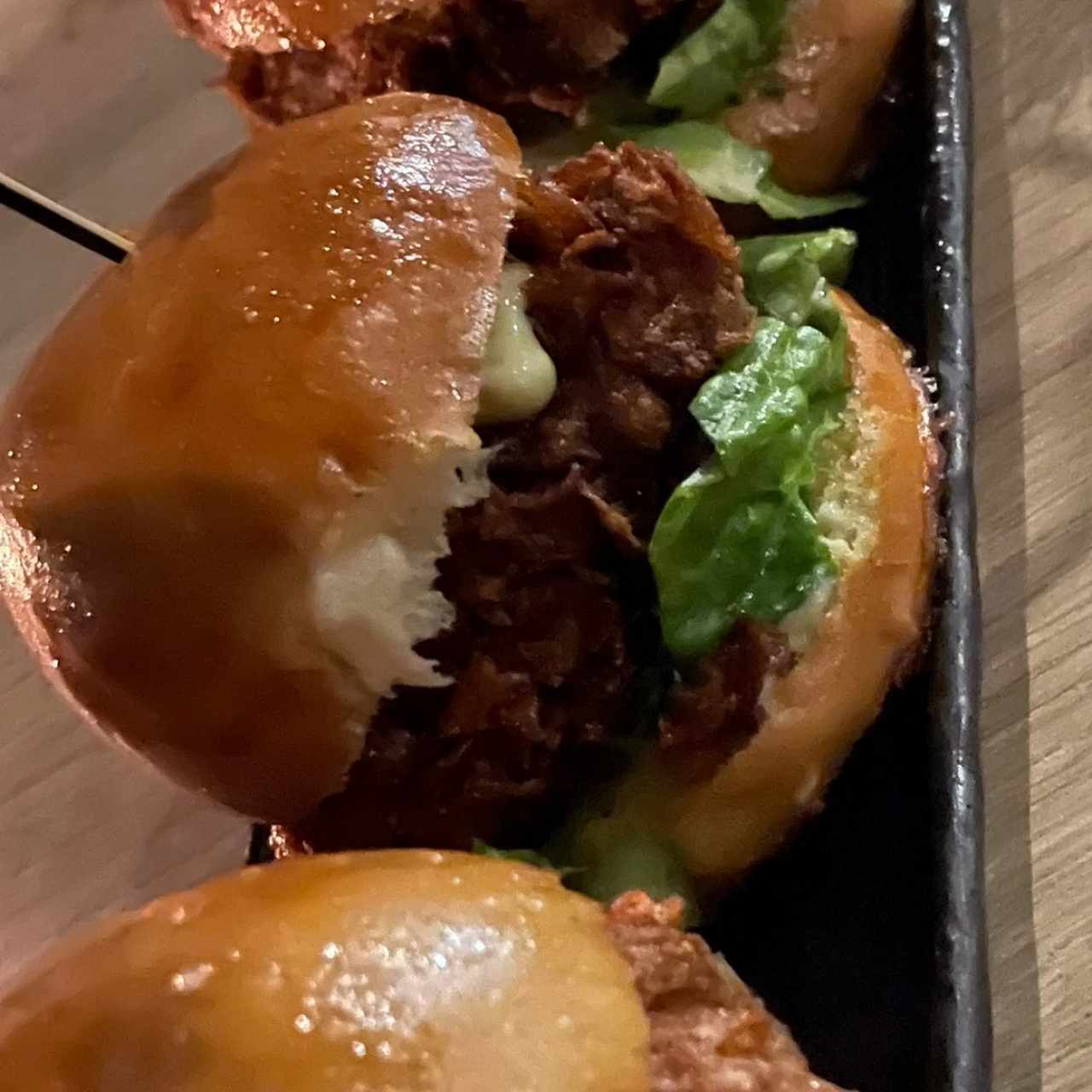 ENTRE PANES - BBQ CHICKEN SLIDERS