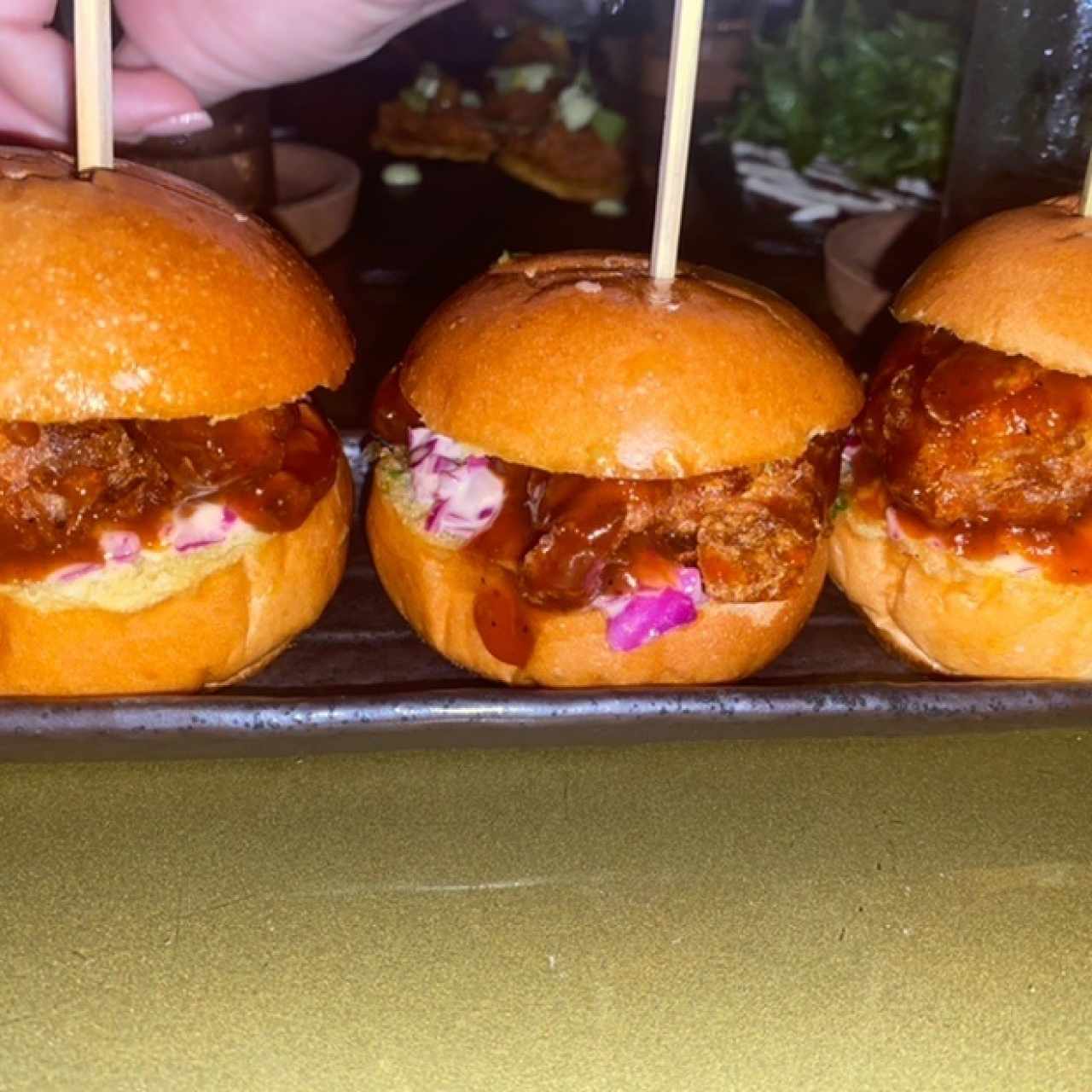 ENTRE PANES - BBQ CHICKEN SLIDERS