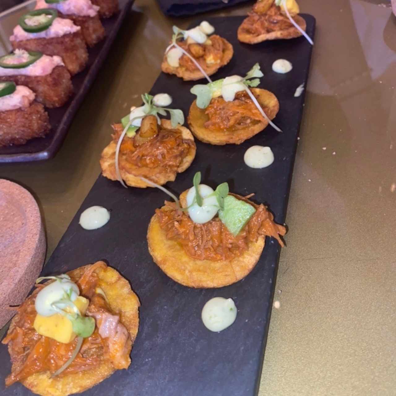 ENTRADAS CALIENTES - BEEF PATACON CRIOLLO