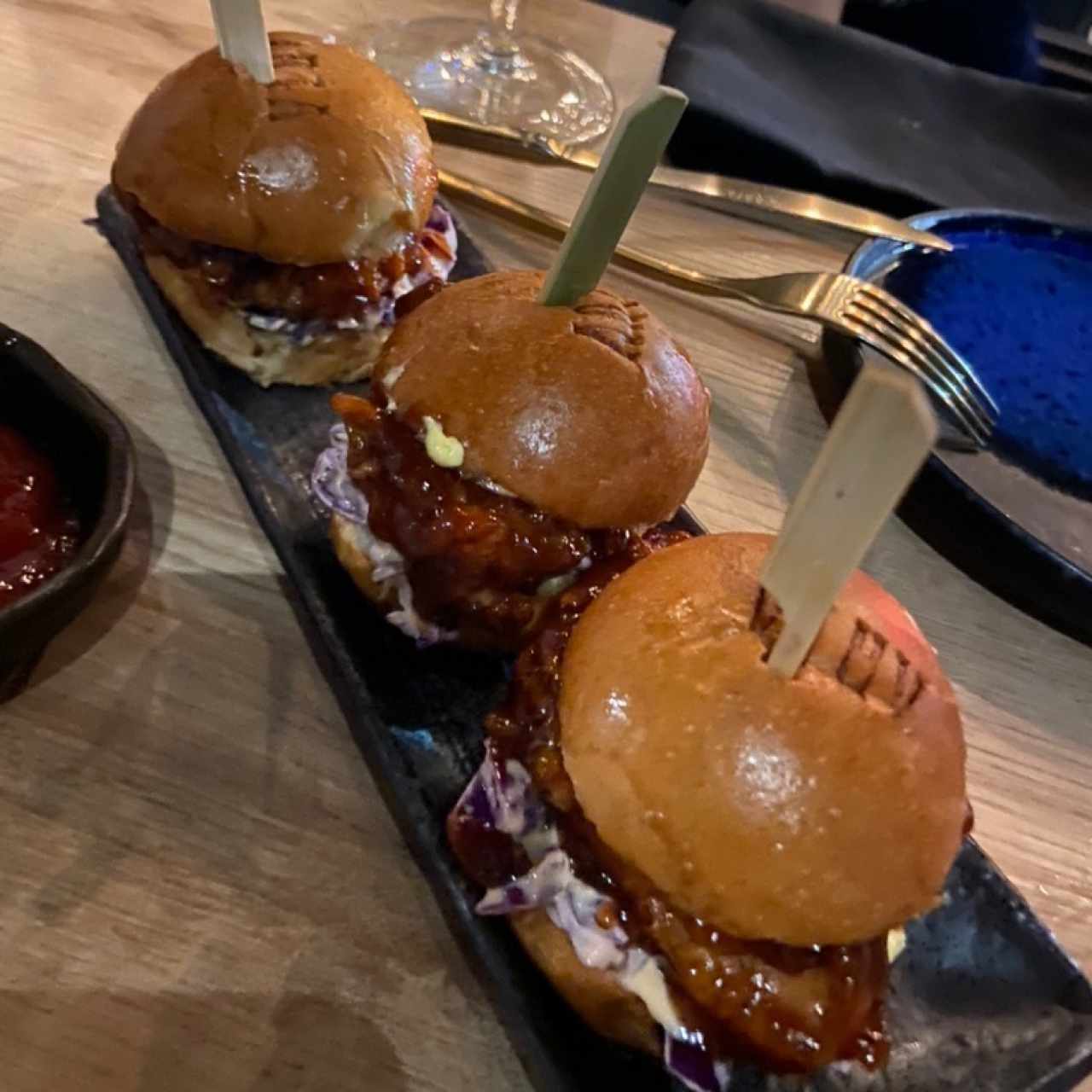 ENTRE PANES - BBQ CHICKEN SLIDERS