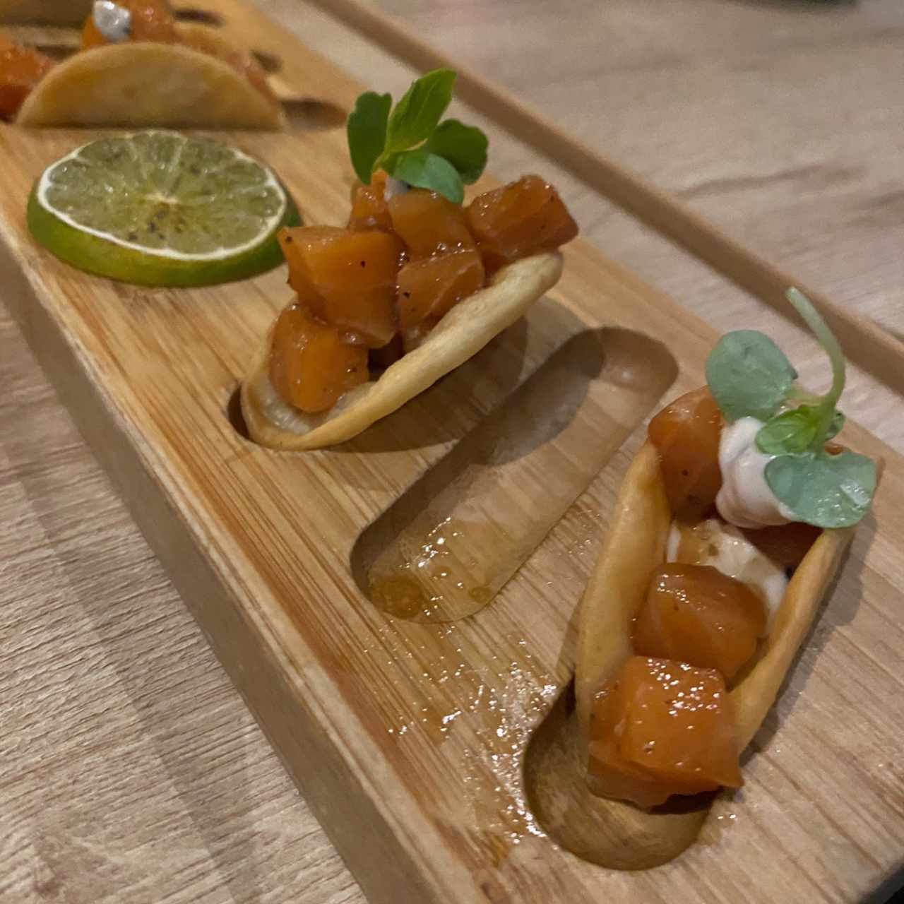 ENTRADAS FRÍAS - SALMON TACOS