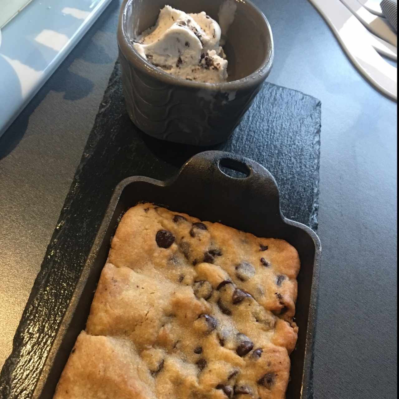 Postre: galleta con helado 