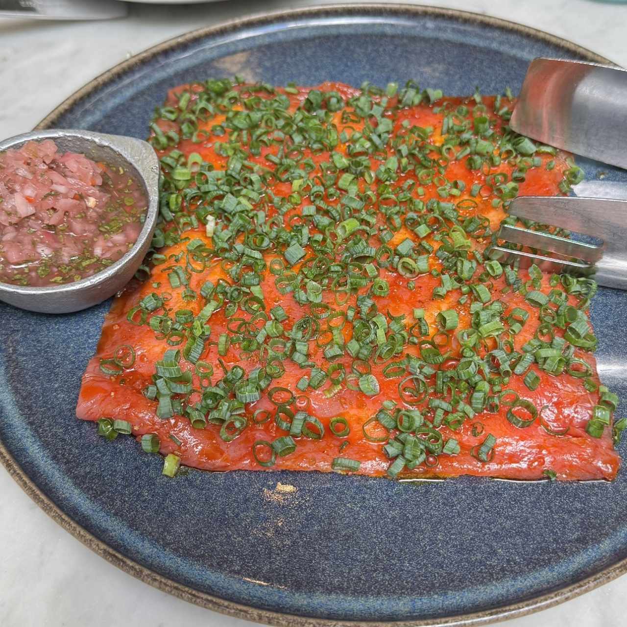 Yuca Tostada con Carpaccio de Atun
