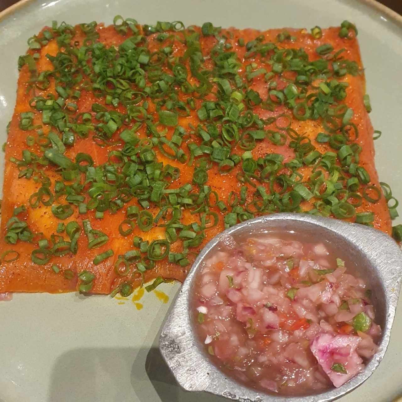 Yuca Tostada con Carpaccio de Atun